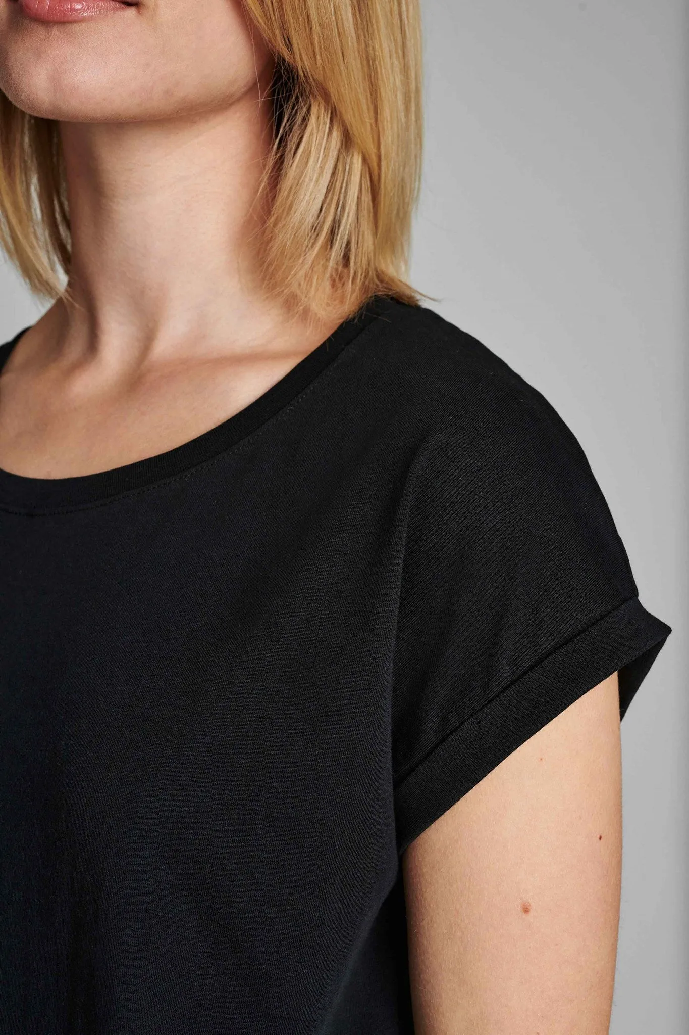 NUBEVERLY T-SHIRT - NOOS - Caviar